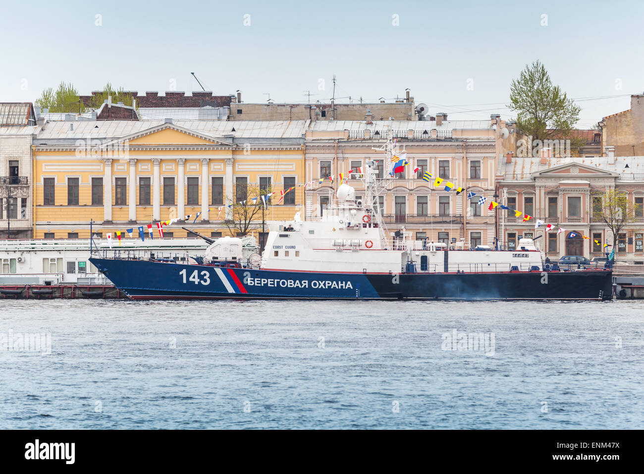 San Pietroburgo, Russia - 7 Maggio 2015: Russian Maritime guardia di frontiera classe Svetlyak patrol craft-913 PSKR sorge sulla Neva Ri Foto Stock
