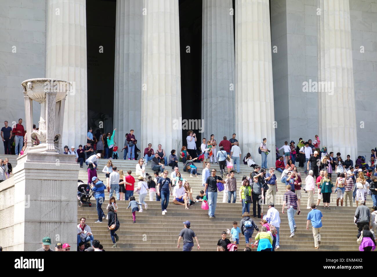 I turisti a piedi il Lincoln Memorial passi in Washington DC Foto Stock