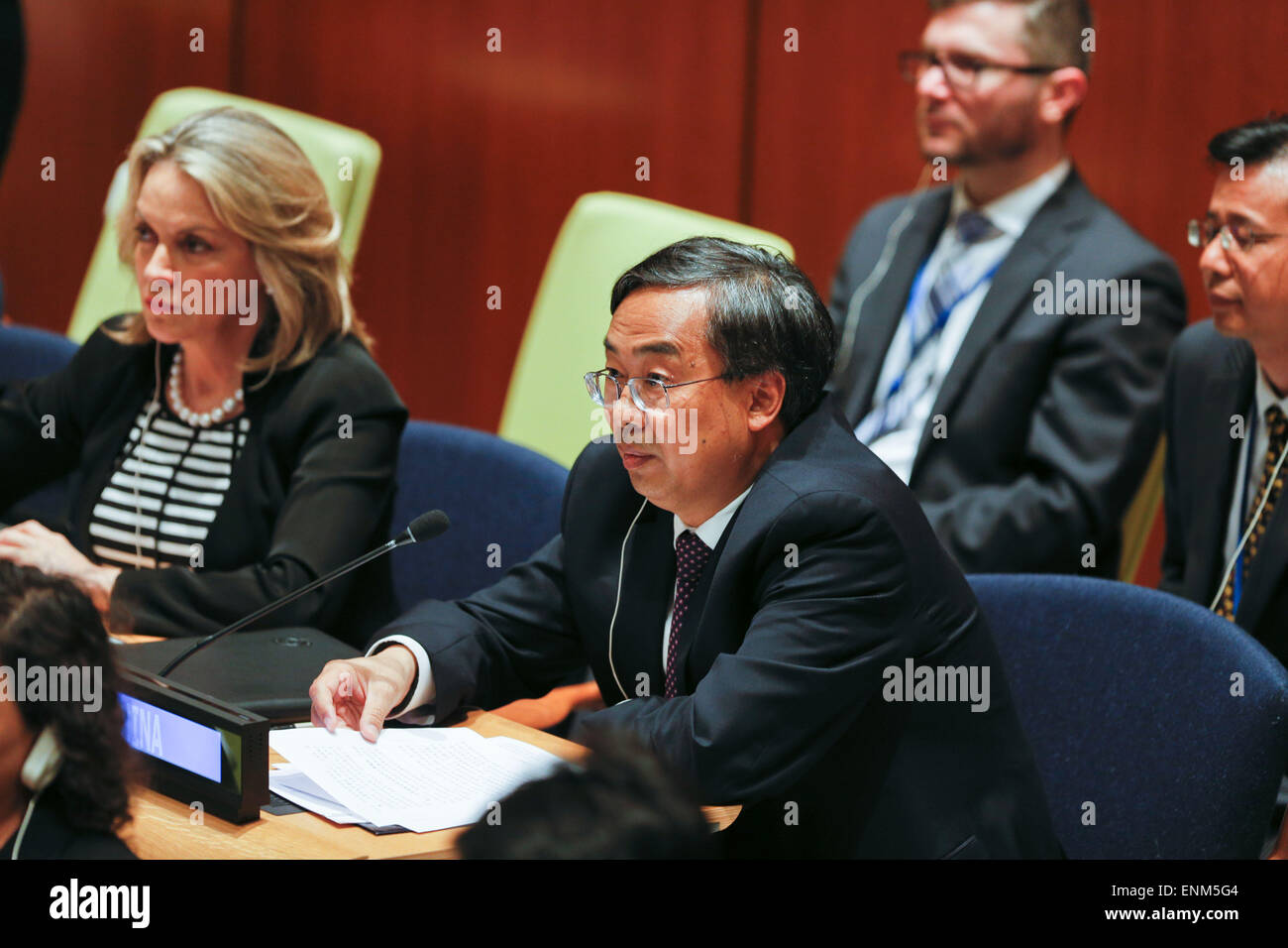 New York, Stati Uniti d'America, 7 maggio, 2015. Wang Min (C), la Cina del vice rappresentante permanente presso le Nazioni Unite, parla durante l'alto livello dell'Assemblea generale discussione tematici a sostegno del processo verso il 2016 Sessione Speciale dell Assemblea generale sul fenomeno della droga nel mondo svoltasi nella sede delle Nazioni Unite a New York, Stati Uniti, 7 maggio 2015. Le Nazioni Unite raccomanda un attentamente bilanciata di politica internazionale mondiale sulla droga, con una maggiore attenzione per la sua prevenzione, trattamento e delle relative strategie economiche, detto un alto funzionario delle Nazioni Unite qui il giovedì. © Li Muzi/Xinhu Foto Stock