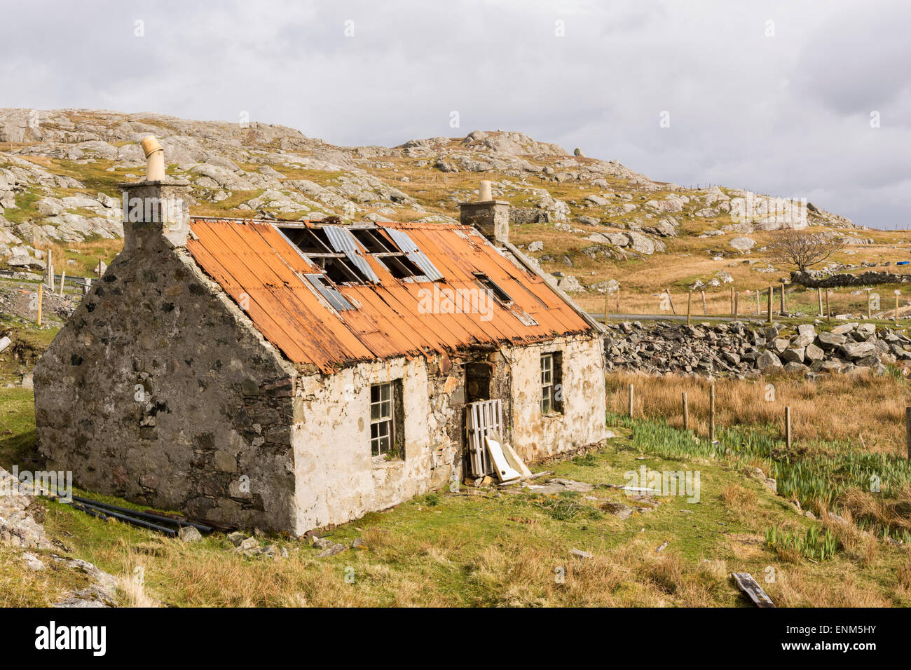 Un crofters abbandonati cottage sul Isle of Harris nelle Ebridi Esterne Foto Stock