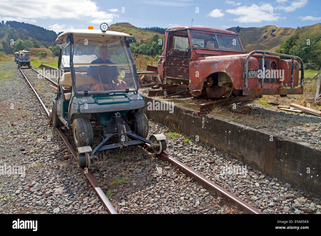 Convertito golf carts sul vecchio mondo dimenticato ferrovia in Nuova Zelanda Foto Stock