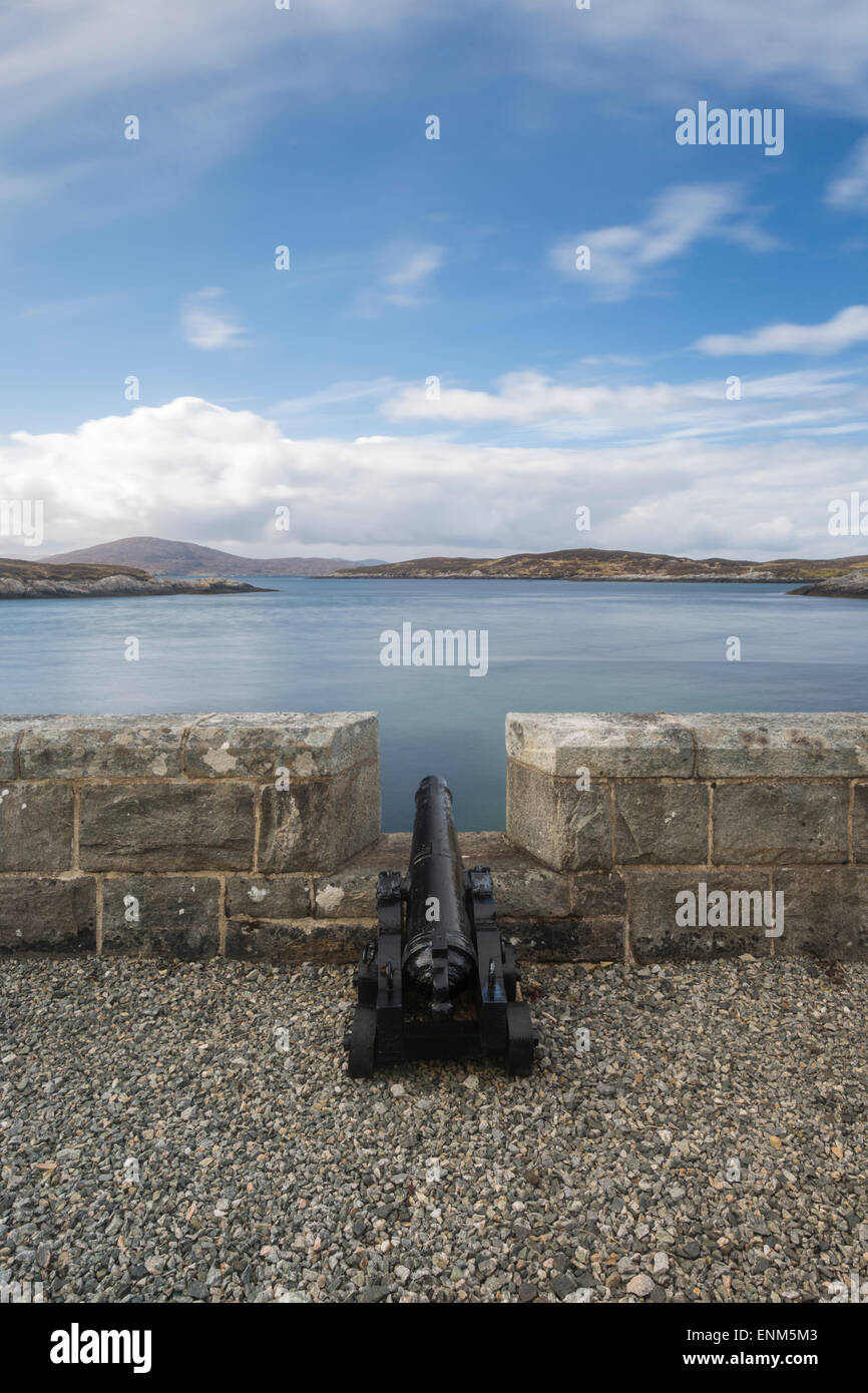 Una canon guardando oltre il loch al castello di Amhuinnsuidhe Station Wagon Foto Stock