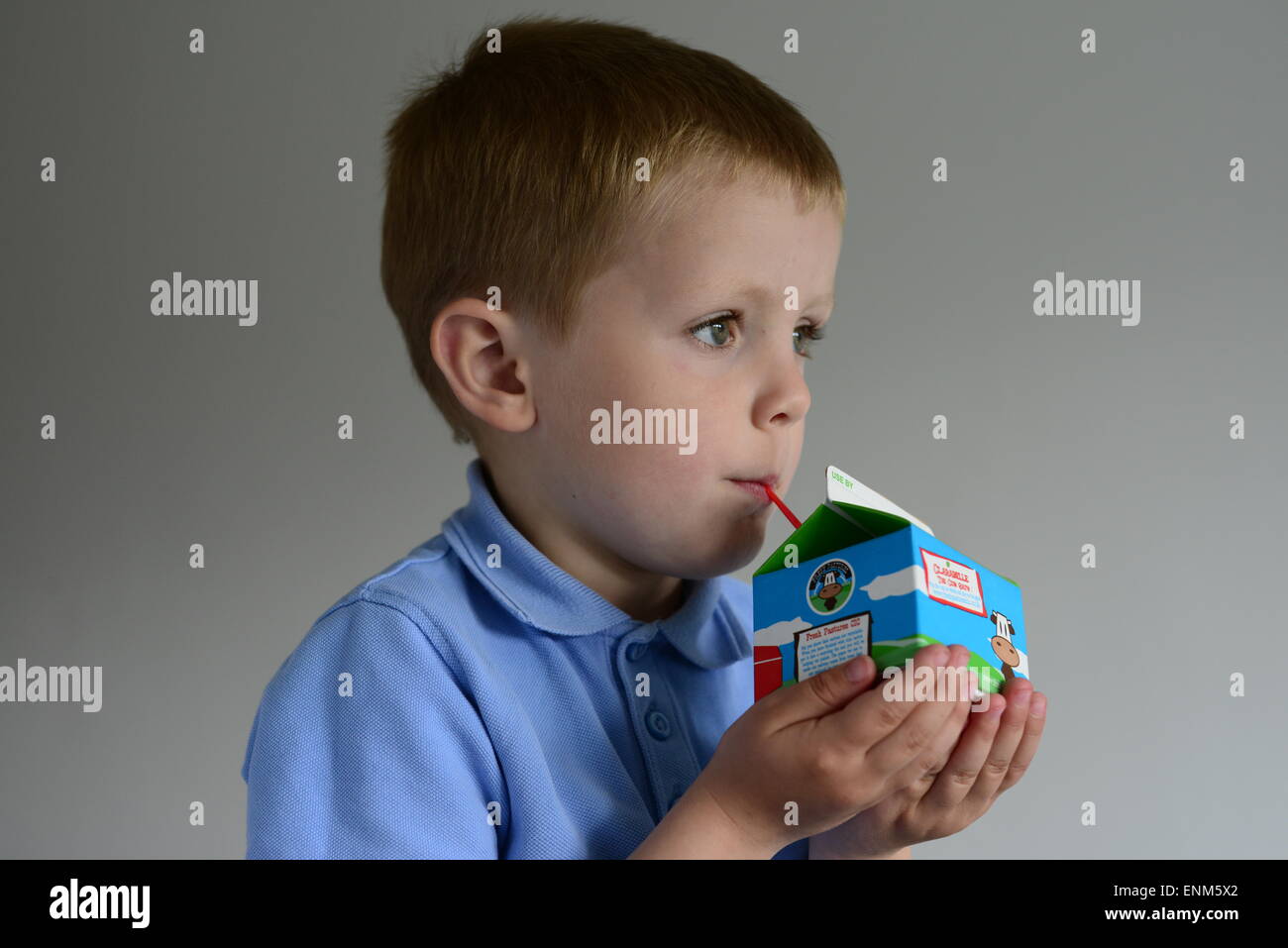 Un ragazzino con la sua scuola di latte. Immagine: Scott Bairstow/Alamy Foto Stock