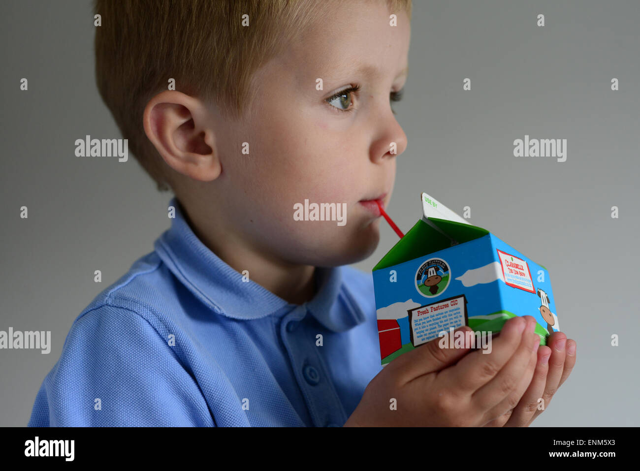 Un ragazzino con la sua scuola di latte. Immagine: Scott Bairstow/Alamy Foto Stock