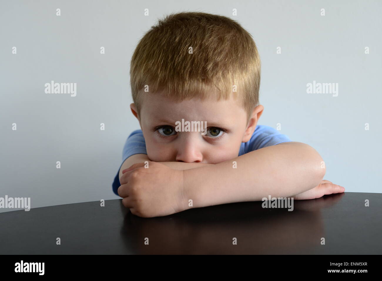 Un piccolo ragazzo sconvolto. Immagine: Scott Bairstow/Alamy Foto Stock