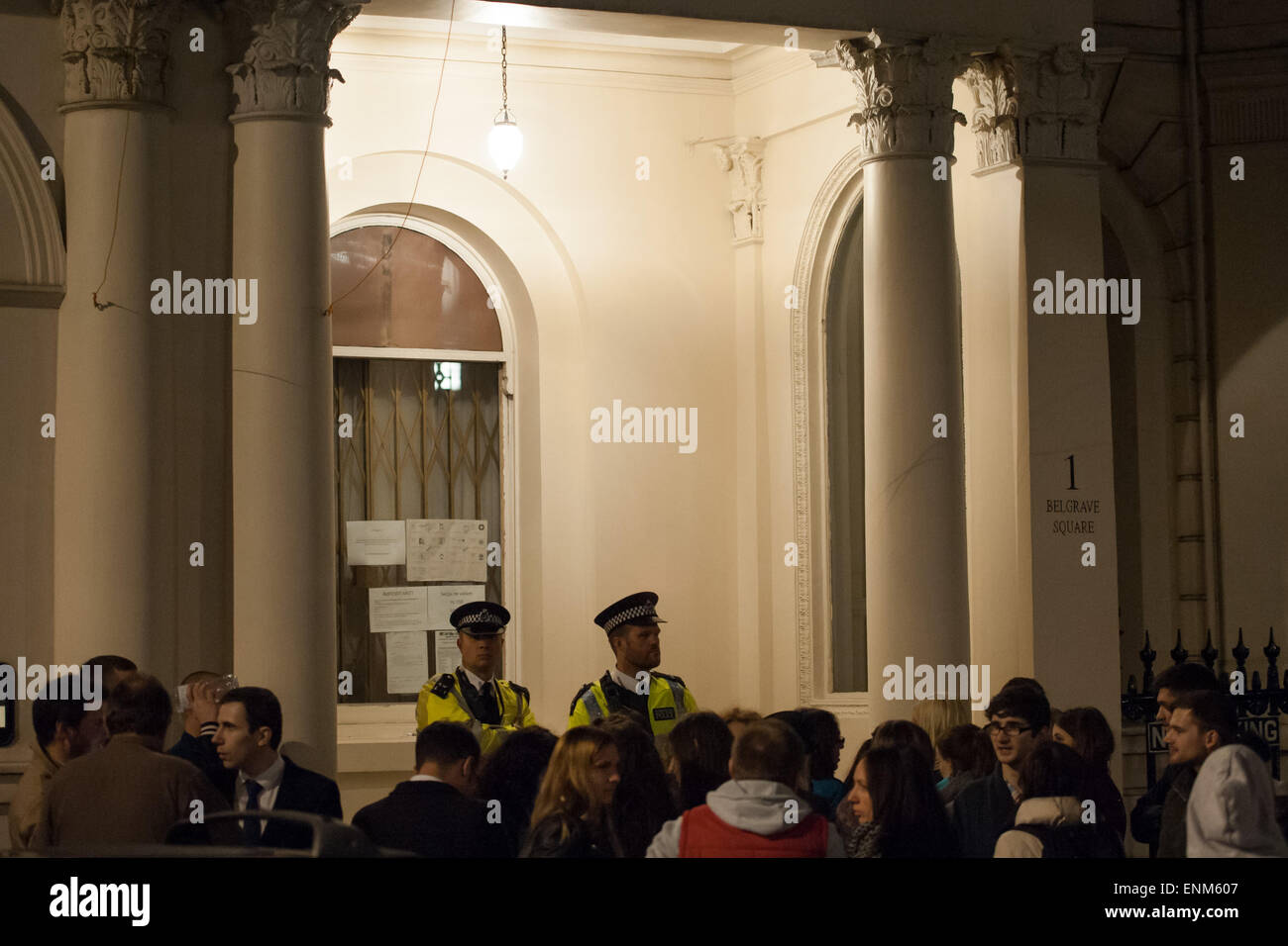La polizia a guardia della Ambasciata della Romania a Londra il Belgrave Square dopo centinaia di angry rumeni hanno perso l'opportunità di votare. La Metropolitan Police erano chiamati ad un ordine pubblico incidente al di fuori dell'Ambasciata. Dotato di: vista,atmosfera dove: Londra, Regno Unito quando: 02 Nov 2014 Foto Stock