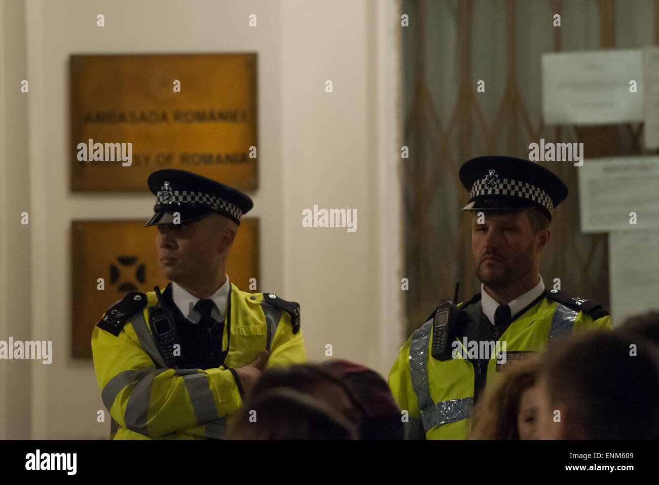 La polizia a guardia della Ambasciata della Romania a Londra il Belgrave Square dopo centinaia di angry rumeni hanno perso l'opportunità di votare. La Metropolitan Police erano chiamati ad un ordine pubblico incidente al di fuori dell'Ambasciata. Dotato di: vista,atmosfera dove: Londra, Regno Unito quando: 02 Nov 2014 Foto Stock