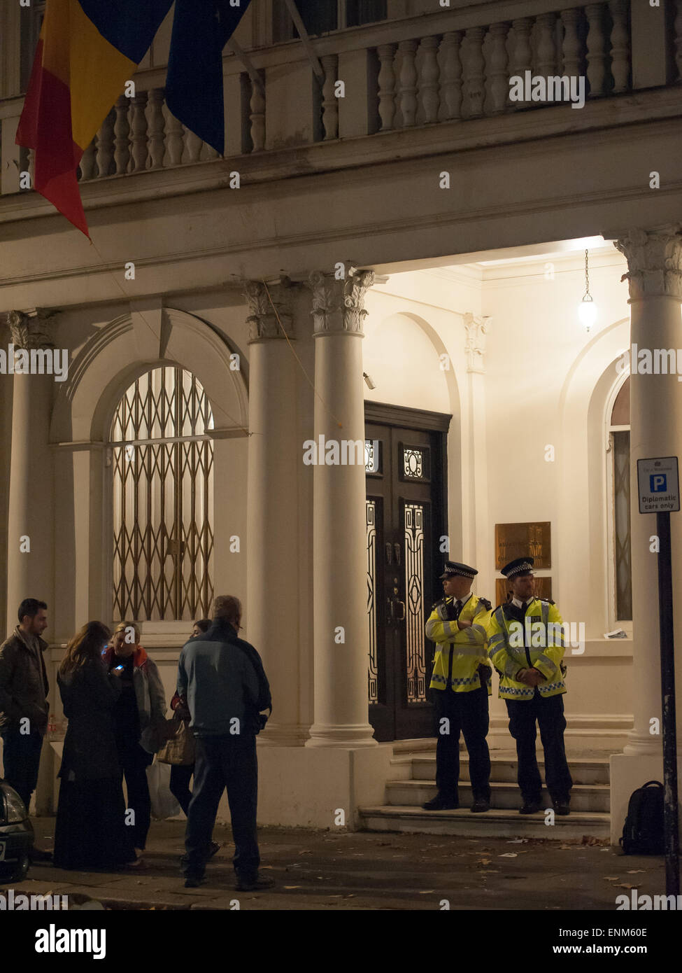 La polizia a guardia della Ambasciata della Romania a Londra il Belgrave Square dopo centinaia di angry rumeni hanno perso l'opportunità di votare. La Metropolitan Police erano chiamati ad un ordine pubblico incidente al di fuori dell'Ambasciata. Dotato di: vista,atmosfera dove: Londra, Regno Unito quando: 02 Nov 2014 Foto Stock