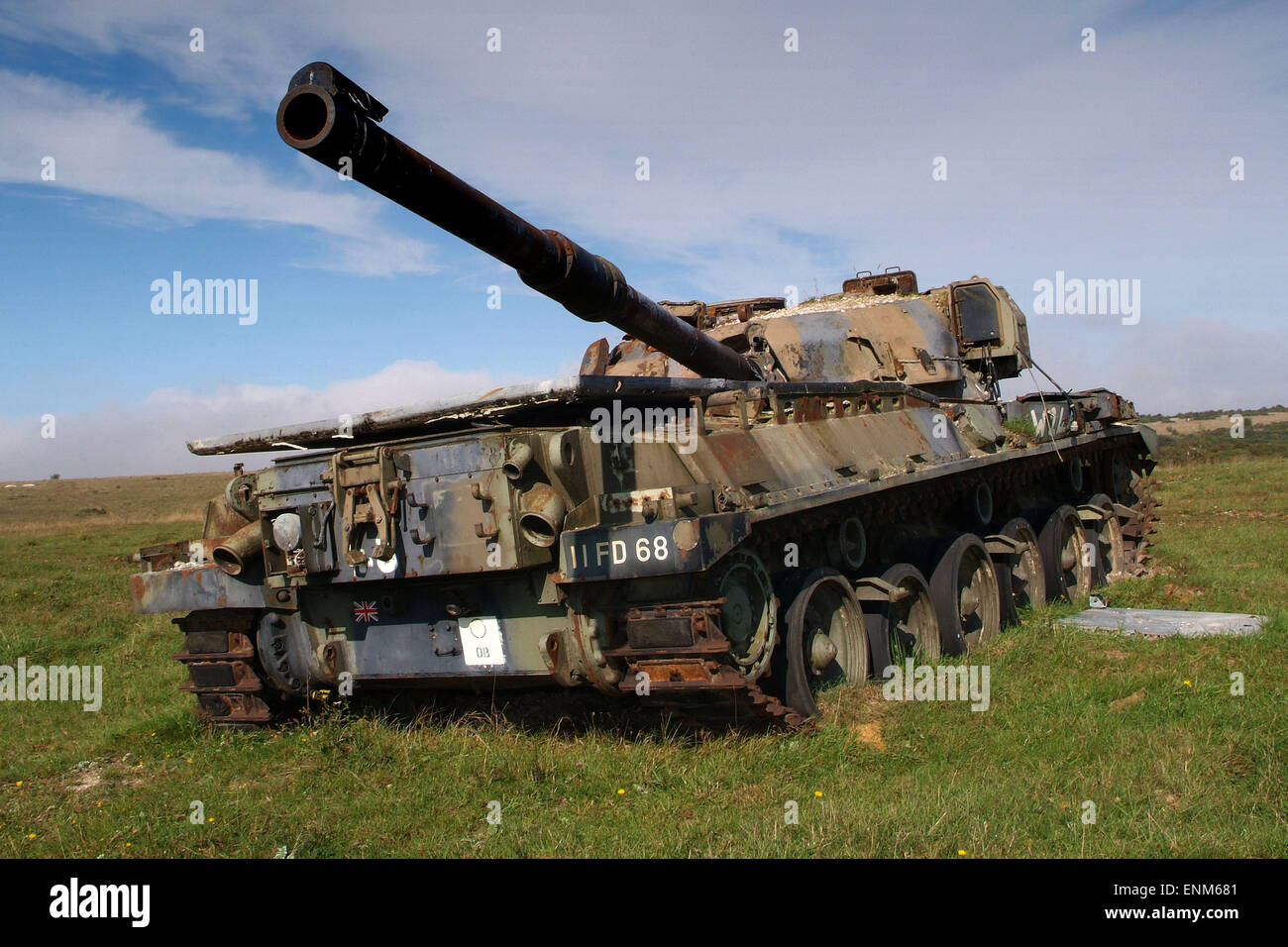 Salisbury Plain, Wiltshire, Regno Unito, utilizzato come zona di addestramento militare dall'esercito britannico. Le immagini mostrano Chieftan ridondante serbatoi usati come bersagli e segni Foto Stock