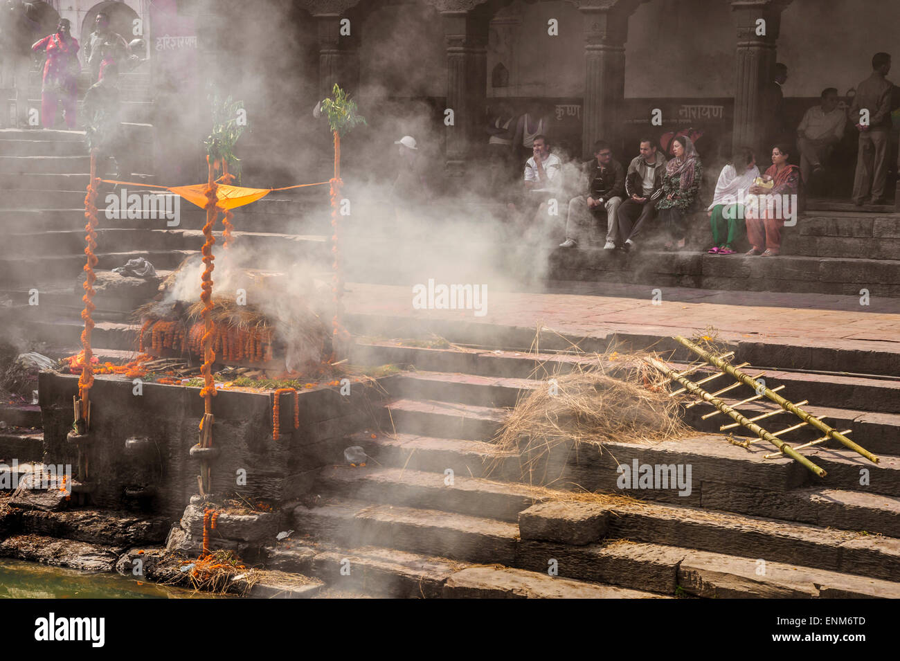 Tempio di Pashupatinath a Kathmandu, di cremazione ghats sulle rive del fiume Bagmati. Foto Stock