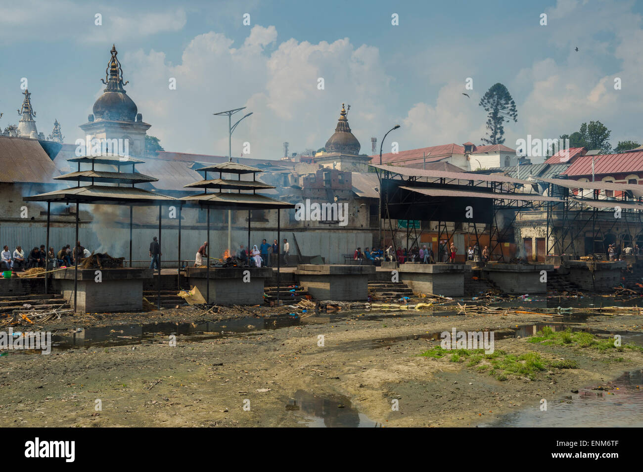 Tempio di Pashupatinath a Kathmandu, di cremazione ghats sulle rive del fiume Bagmati. Foto Stock