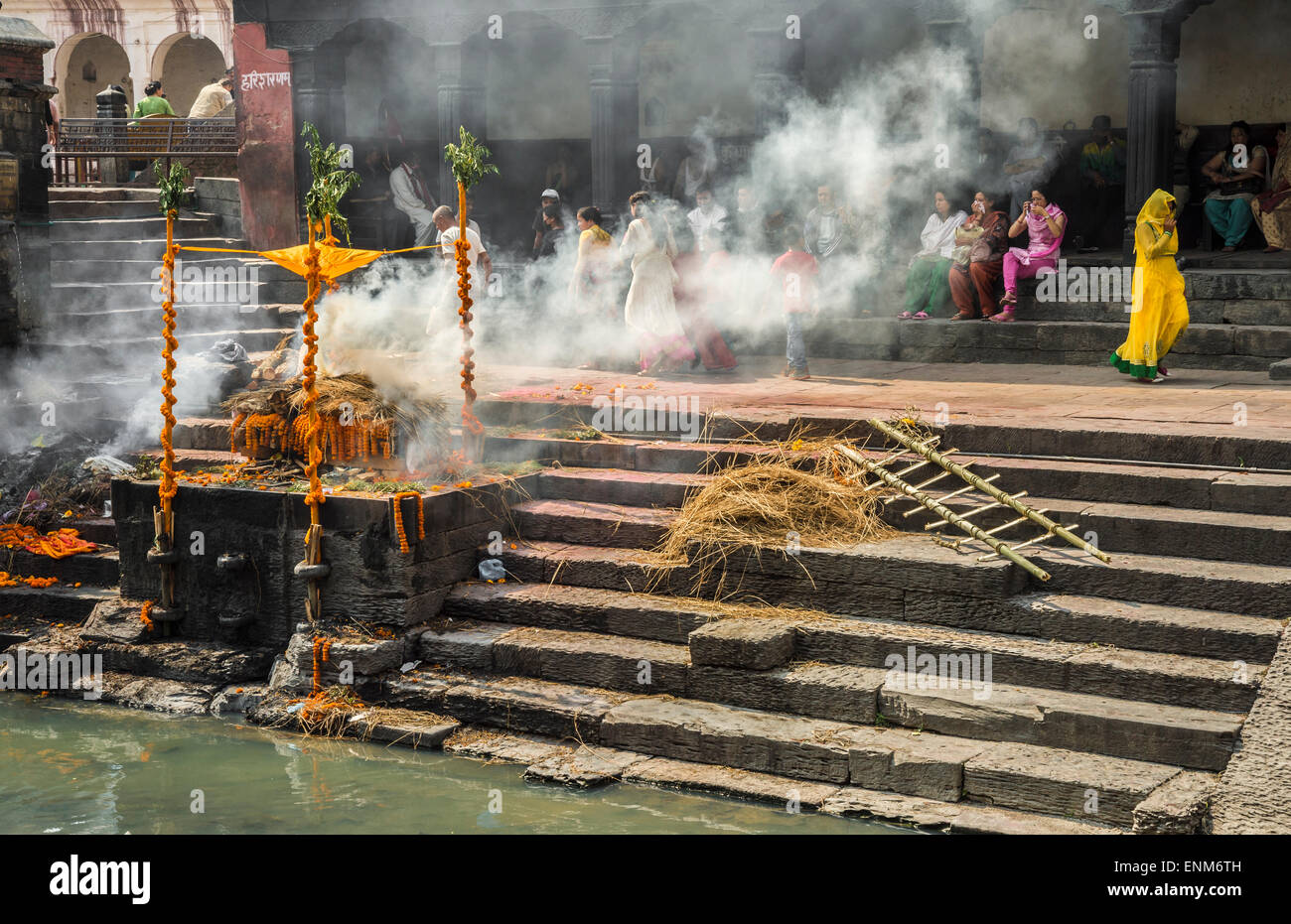 La cremazione cerimonia al tempio di Pashupatinath a Kathmandu Foto Stock