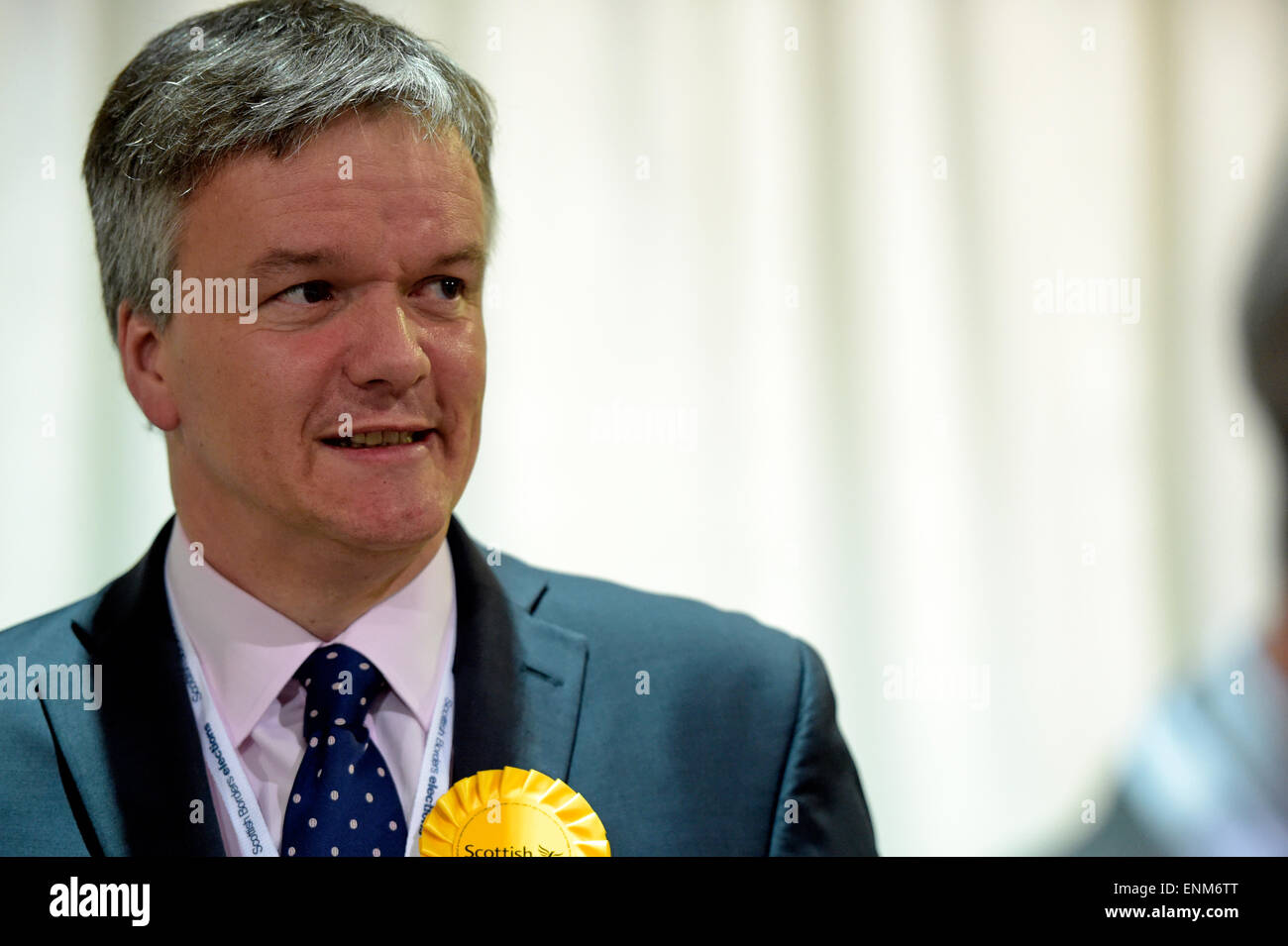 Springwood Showground, a Kelso, Regno Unito. 8 Maggio, 2015. Elezioni generali 2015 conteggi nel Berwickshire, Roxburgh & Selkirk Area elettorale, che avrà luogo a Springwood Hall a Kelso, Michael Kevin Moore - Scottish liberal-democratici, potrebbe perdere la sua sede dopo diciotto anni, ex Segretario di Stato per la Scozia, dice il suo aspetto di un due cavallo di razza, SNP vs conservatore scozzese Credit: © Rob grigio/Alamy Live News Foto Stock