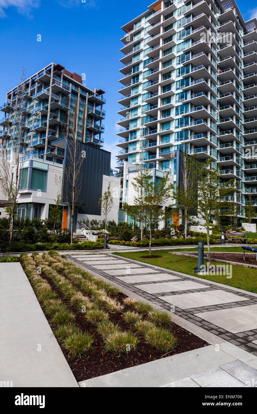 Il paesaggio intorno a due torri appartamento sul campus DELLA UBC, Vancouver Foto Stock