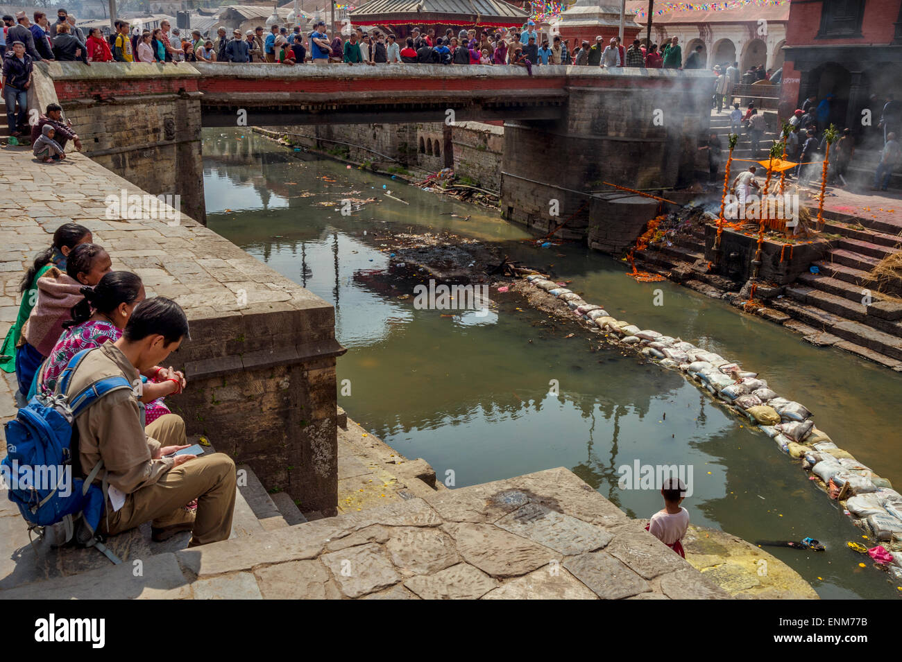 La cremazione cerimonia al tempio di Pashupatinath a Kathmandu Foto Stock
