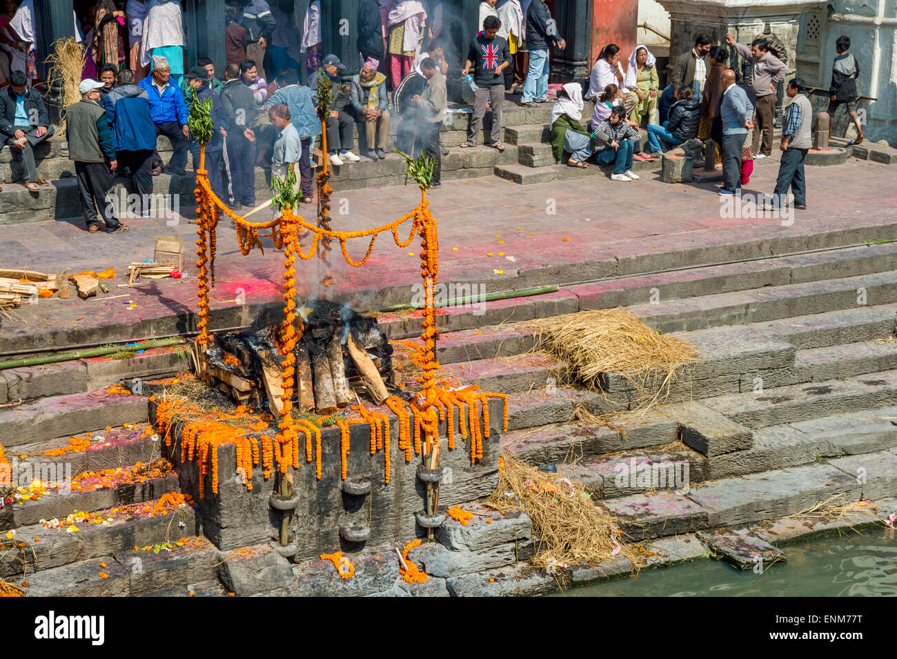La cremazione cerimonia al tempio di Pashupatinath a Kathmandu Foto Stock