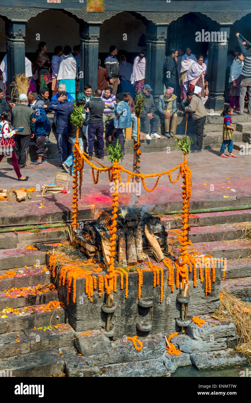 La cremazione cerimonia al tempio di Pashupatinath a Kathmandu Foto Stock