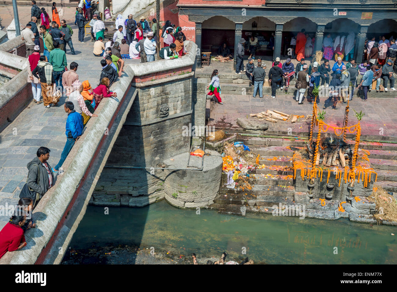 La cremazione cerimonia al tempio di Pashupatinath a Kathmandu Foto Stock