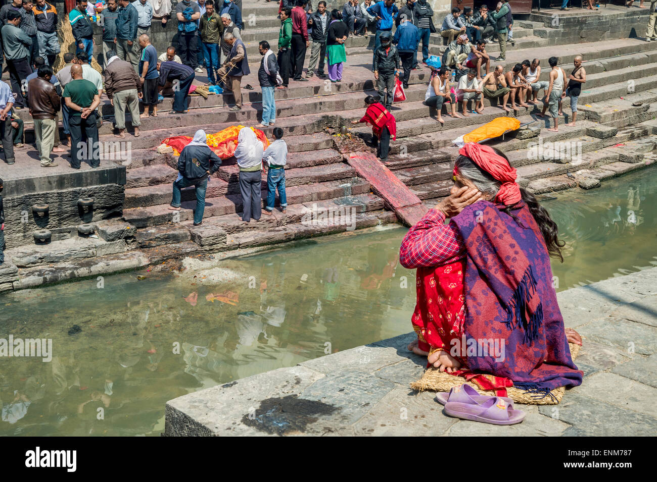 Tempio di Pashupatinath a Kathmandu, di cremazione ghats sulle rive del fiume Bagmati. Foto Stock