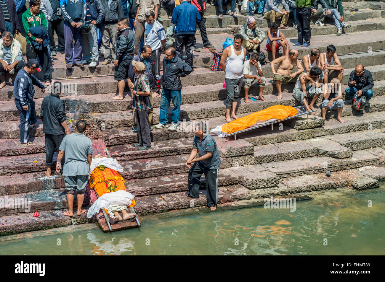 Tempio di Pashupatinath a Kathmandu. un corpo morto viene lavato da parenti Foto Stock