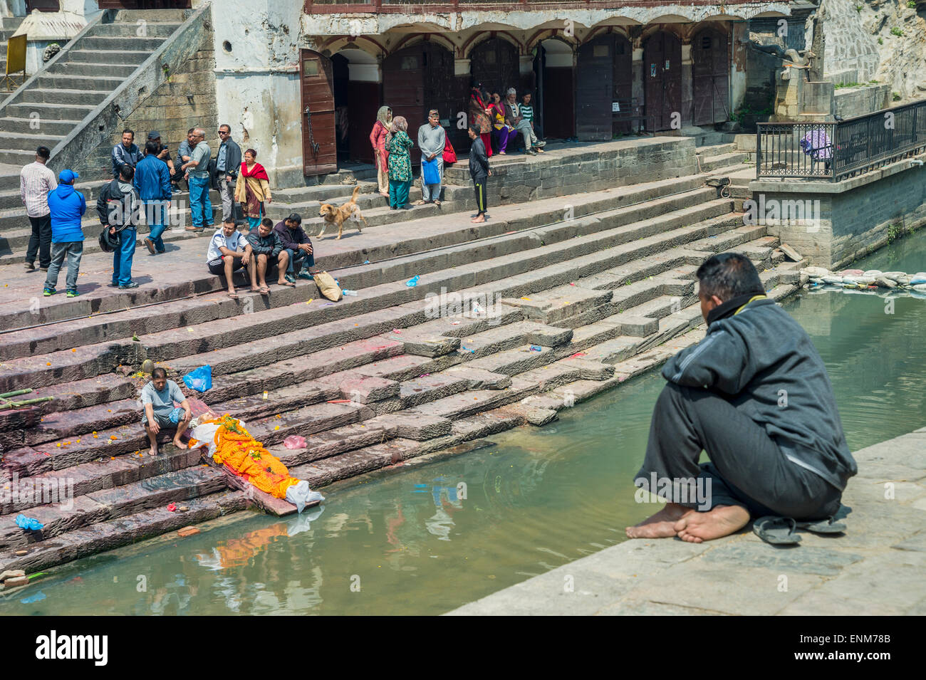 Tempio di Pashupatinath a Kathmandu. un corpo morto viene lavata mediante un relativo Foto Stock