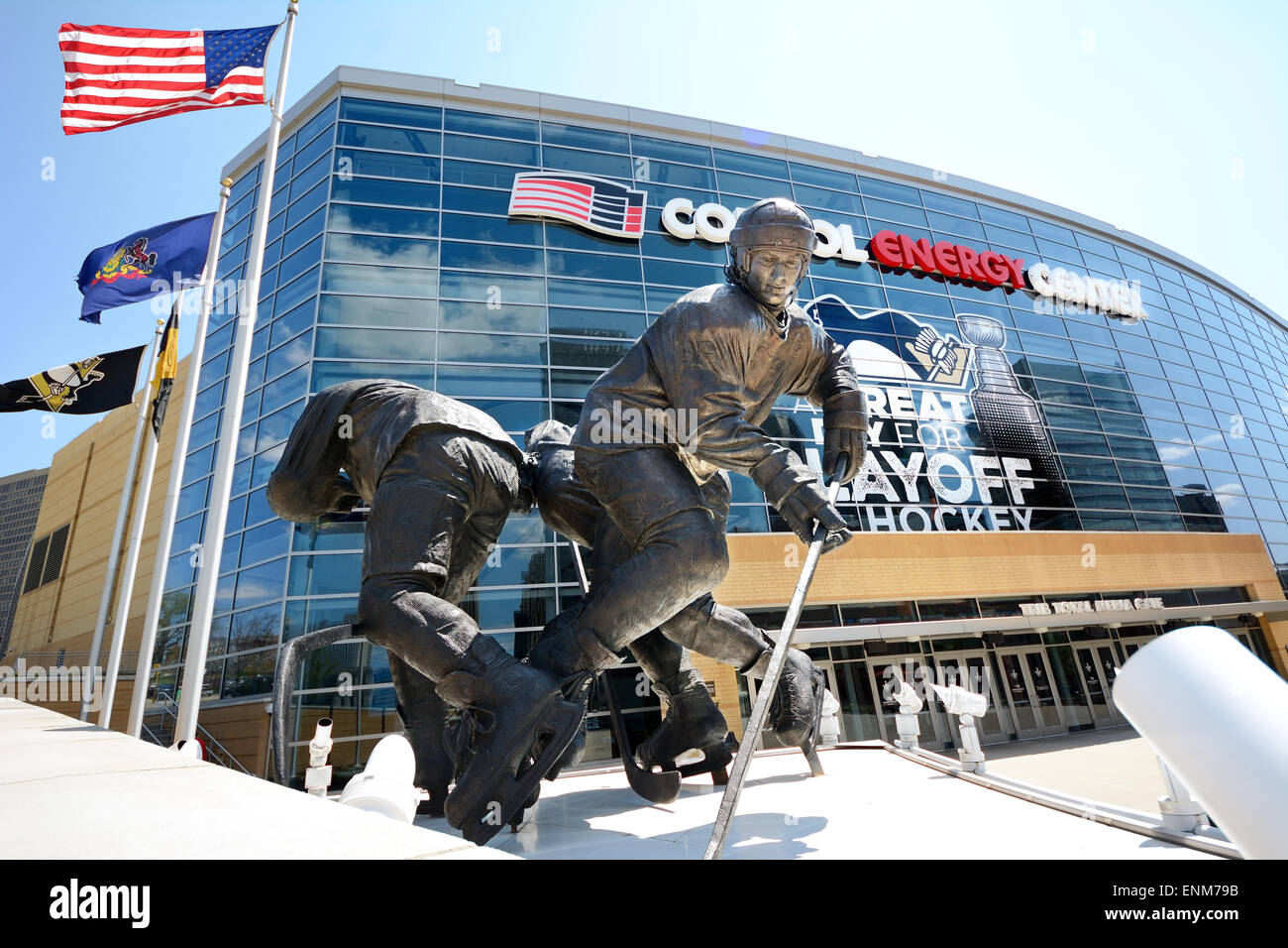 ''Le Magnifique'' statua di Mario Lemieux dallo scultore Bruce Wolfe al di fuori della CONSOL Energy Center, Pittsburgh, Pennsylvania Foto Stock