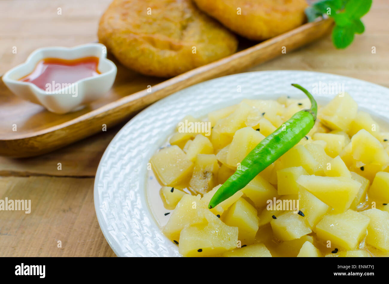 Il curry di patate cotte con nero semi di cumino. Si mangia con puri o pane. Foto Stock