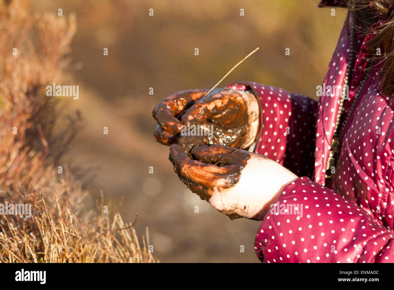 Bambini che giocano con il fango Foto Stock