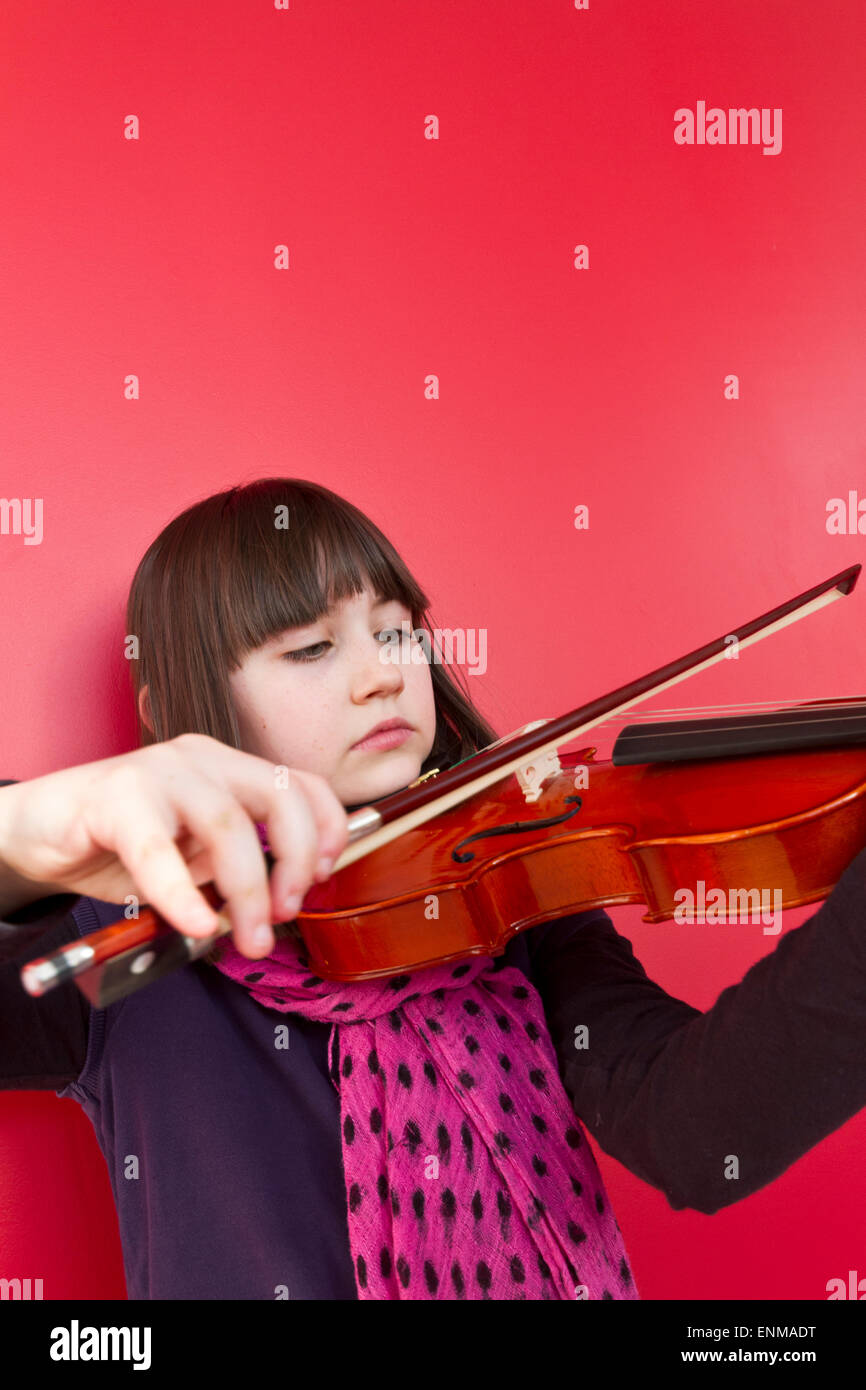 Bambino che suona il violino immagini e fotografie stock ad alta
