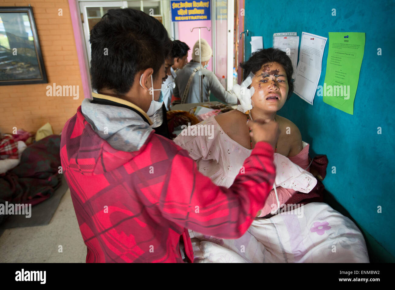 Vittime del Terremoto 2015 sono trattati a Kathmandu University Hospital nel distretto di Kavre, Nepal. Foto Stock