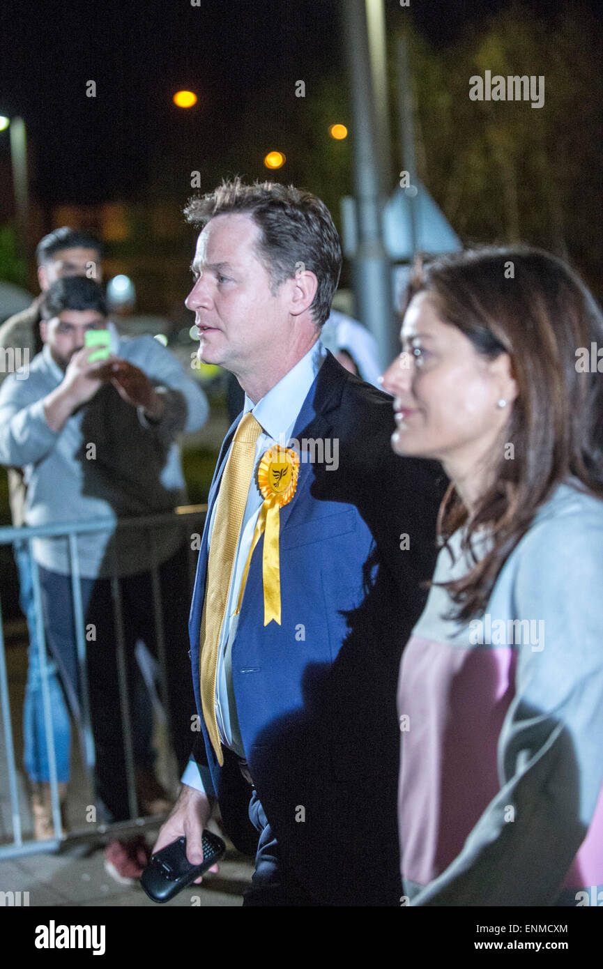 Sheffield, Regno Unito. 8 Maggio, 2015. Nick Clegg MP arriva con sua moglie, Miriam González Durántez, presso l'istituto inglese di Sport in Sheffield per il risultato delle elezioni del suo Sheffield Hallam, 8 maggio 2015 Credit: Mark Harvey/Alamy Live News Foto Stock