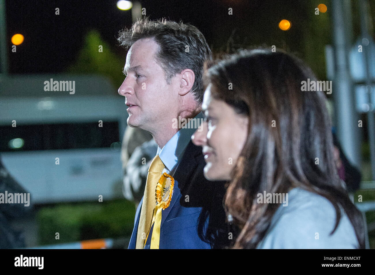 Sheffield, Regno Unito. 8 Maggio, 2015. Nick Clegg MP arriva con sua moglie, Miriam González Durántez, presso l'istituto inglese di Sport in Sheffield per il risultato delle elezioni del suo Sheffield Hallam, 8 maggio 2015 Credit: Mark Harvey/Alamy Live News Foto Stock