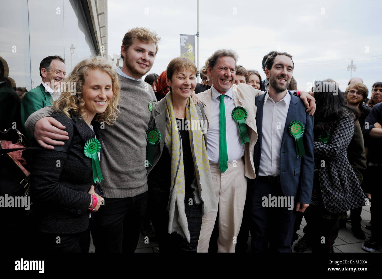 Brighton, Regno Unito. 8 Maggio, 2015. Caroline Lucas del Partito Verde festeggia con i tifosi e suo marito Richard (crema suit) e figlio Isacco (secondo da sinistra) al di fuori del centro di Brighton dopo aver vinto il Padiglione di Brighton sede Credito: Simon Dack/Alamy Live News Foto Stock