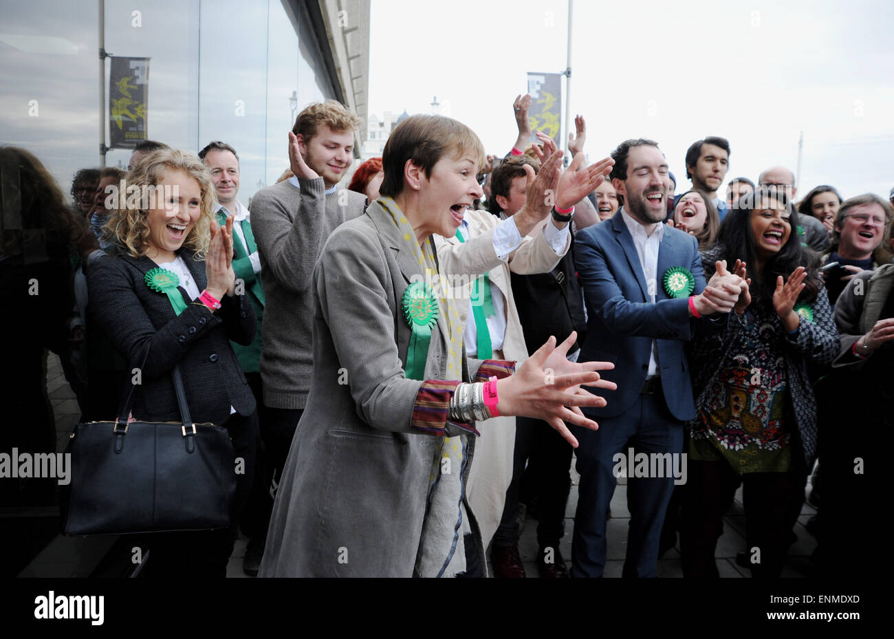 Brighton, Regno Unito. 8 Maggio, 2015. Caroline Lucas del Partito Verde festeggia con i sostenitori e la famiglia al di fuori del centro di Brighton dopo aver vinto il Padiglione di Brighton sede Credito: Simon Dack/Alamy Live News Foto Stock