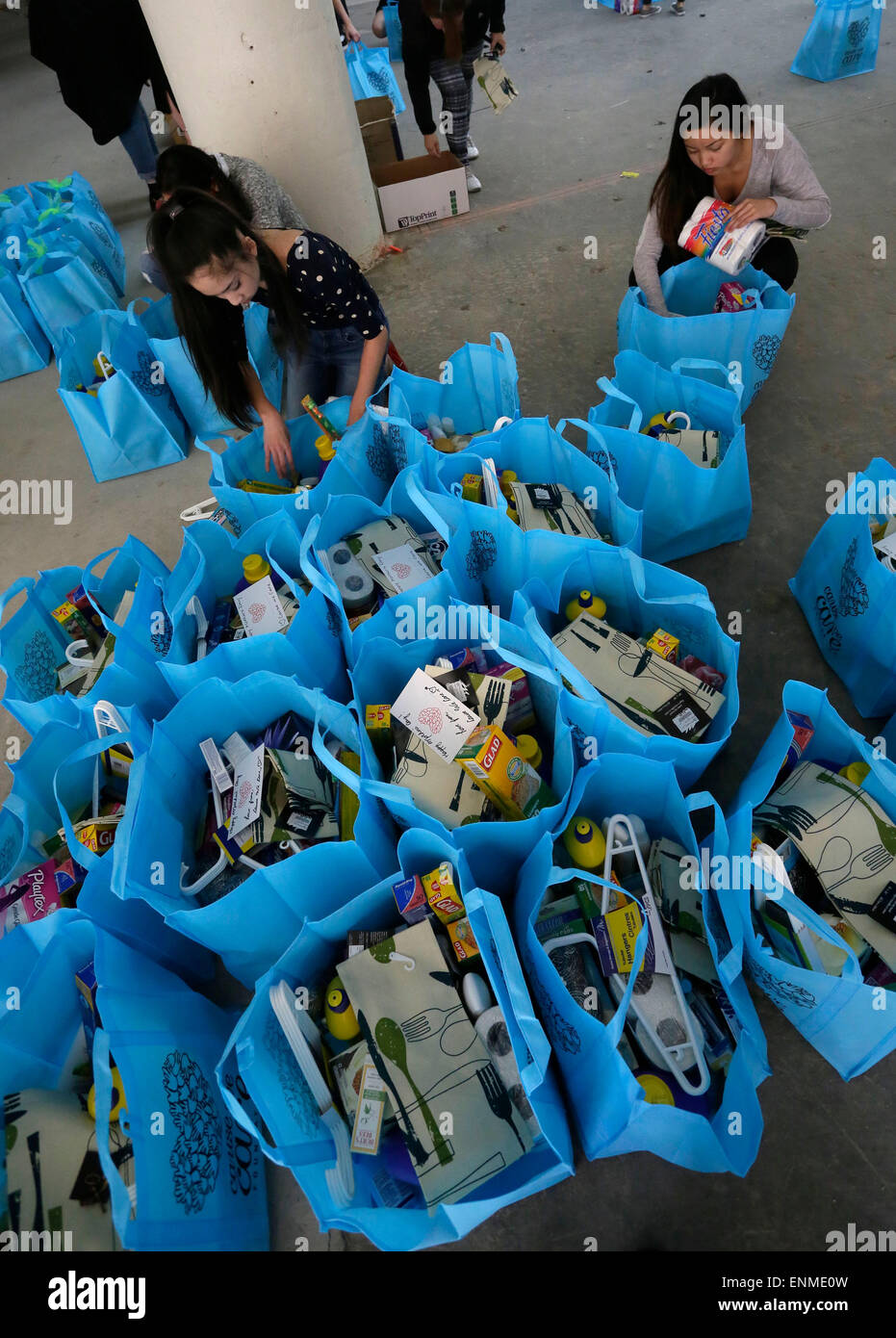 (150508) -- VANCOUVER, 8 maggio 2015 (Xinhua) -- volontari preparare materiali di consumo per uso domestico come doni per madre single famiglie in povertà a Vancouver in Canada, 7 maggio, 2015, precedendo il 10 Maggio Giornata della madre. (Xinhua Liang/sen) Foto Stock