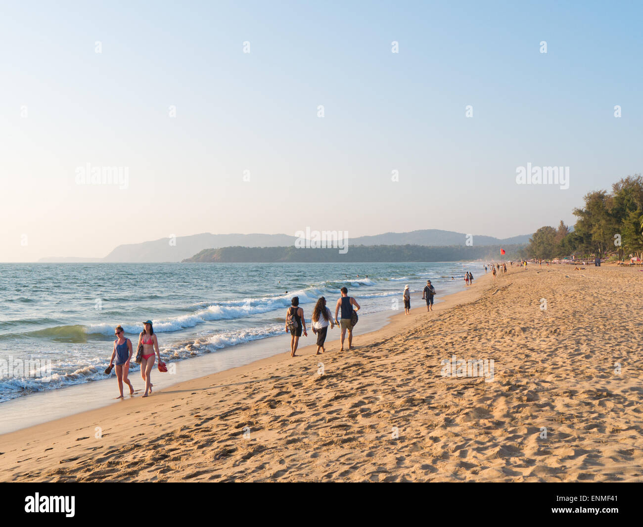 La gente camminare sulla spiaggia di Agonda Goa in India del Sud Foto Stock