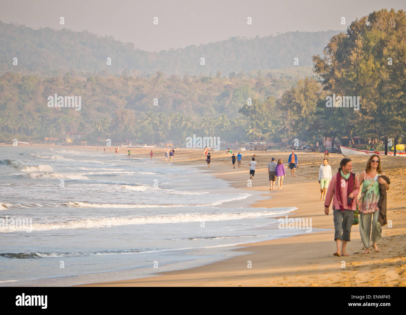 La gente camminare sulla spiaggia di Agonda Goa in India del Sud Foto Stock