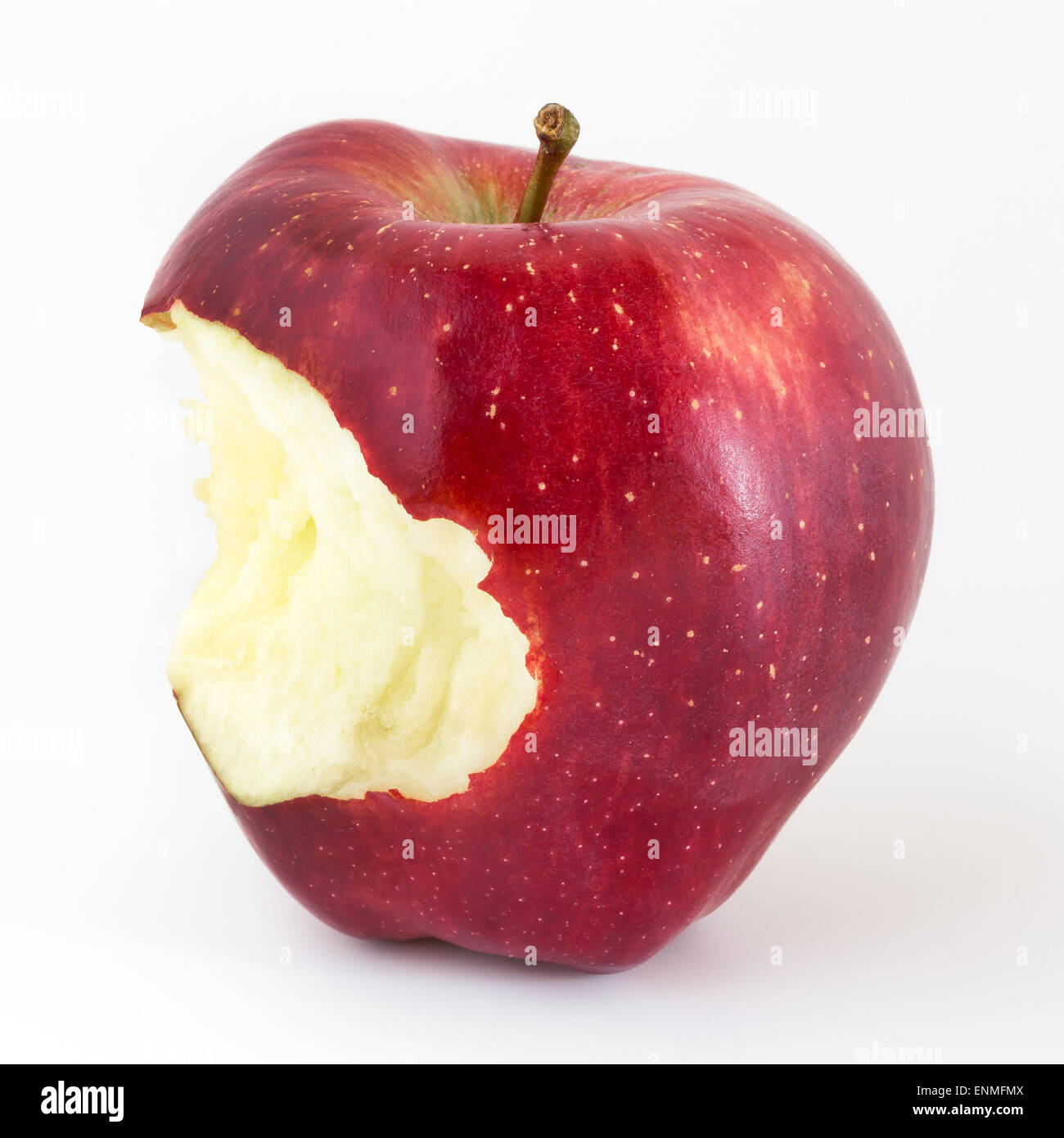 Close-up di un morso Apple su sfondo bianco e copia di spazio. Foto Stock