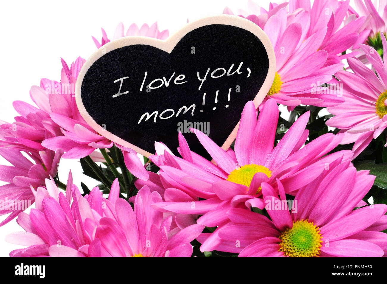 Frase ti amo, mom scritto con gesso su una a forma di cuore sulla lavagna un profumo di rosa crisantemi Foto Stock