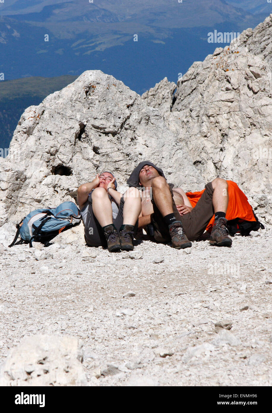 Wanderer ruhen sich aus, Sassopiatto, Dolomiten, Italien. Foto Stock