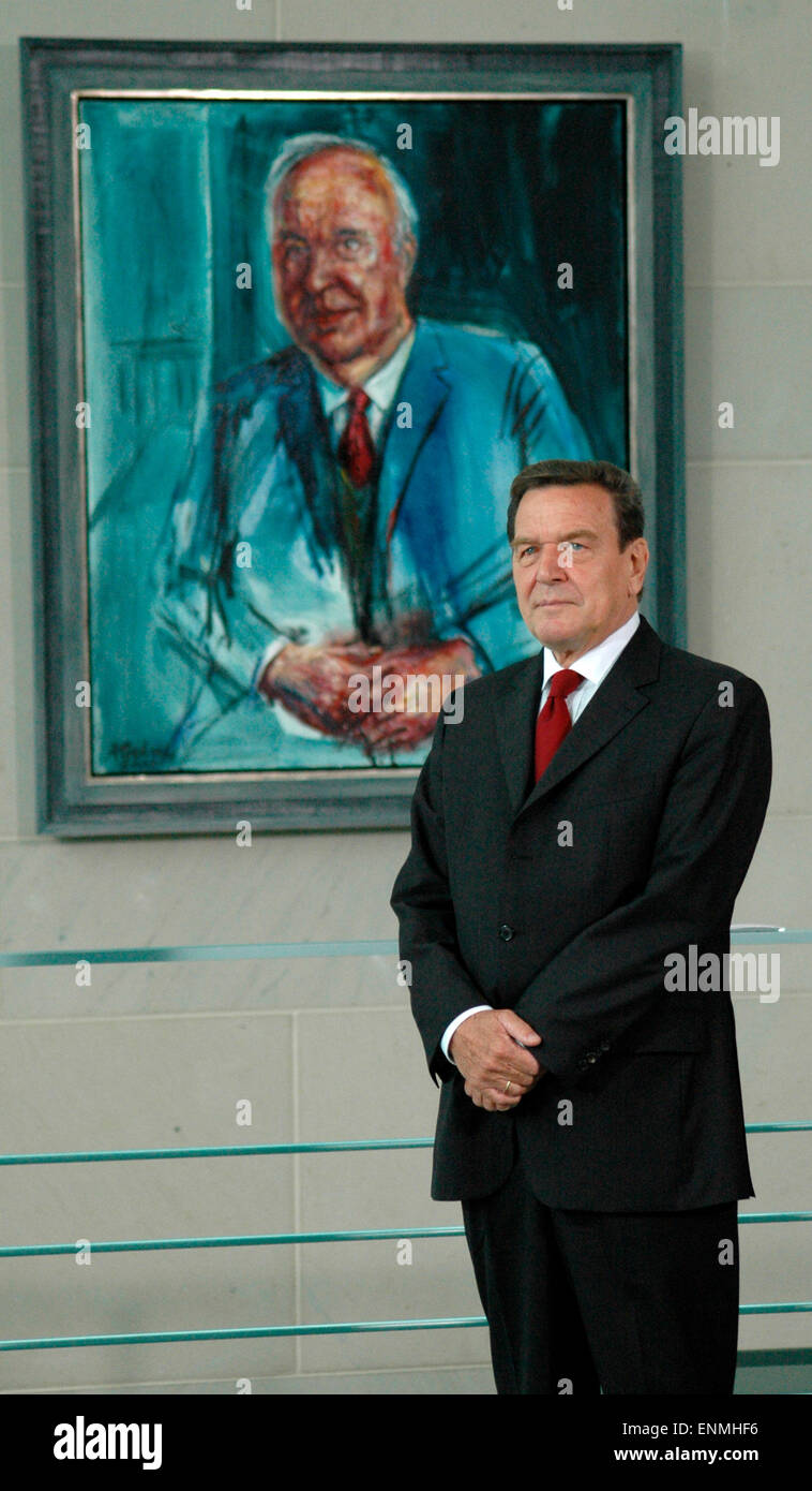 Gerhard Schroeder l vor dem ritratto sciabiche Amtsvorgaengers Helmut Kohl - Uebergabe des offiziellen Kanzlerportraits Gerhard Schroeders (Maler: Joerg Immendorff) un und Haengung des Gemaeldes in das Bundeskanzleramt, 10. Juli 2007, Bundeskanzleramt, Berlin-Tiergarten. Foto Stock