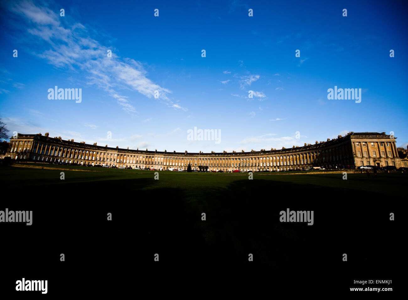 Bath, Regno Unito: architettura di curvatura della vasca da bagno. Rowhouse isolati della città ombreggiata in luce nel pomeriggio. Foto Stock