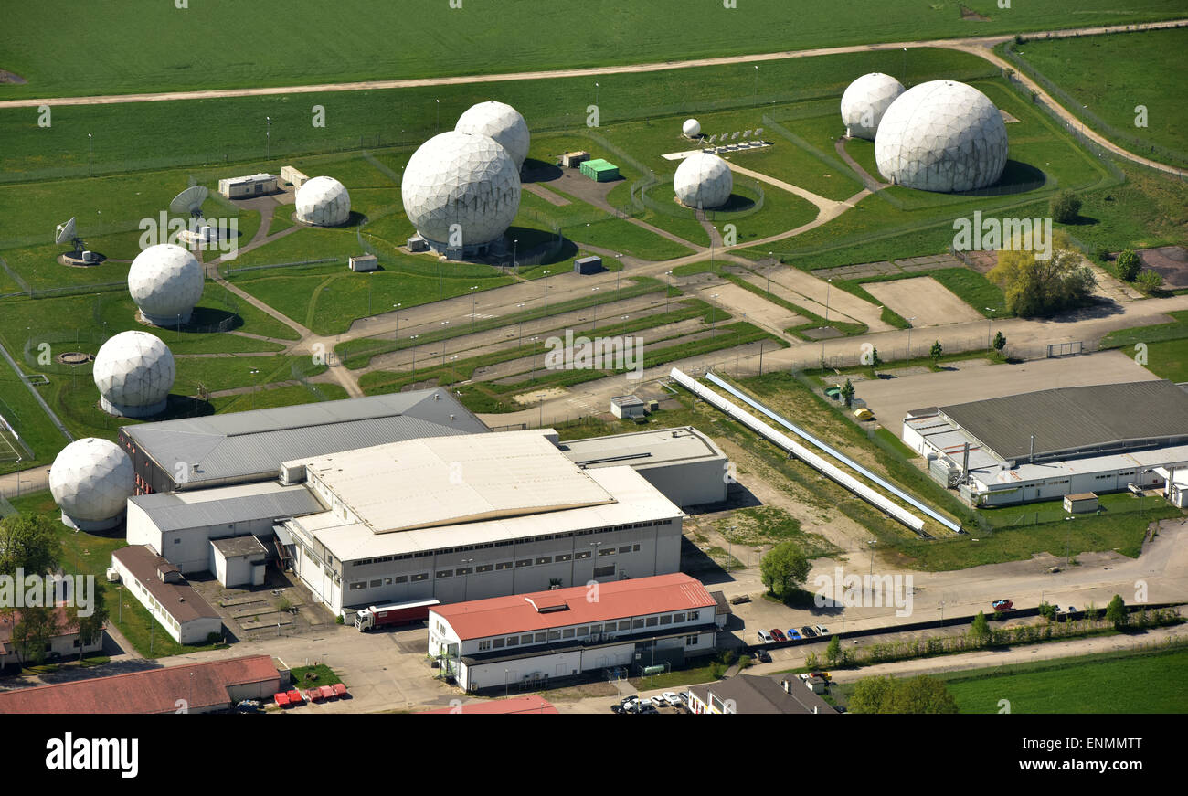 Bad aibling, Germania. 8 Maggio, 2015. Una veduta aerea di cupole radar può essere visto nei locali della stazione di monitoraggio della Repubblica federale tedesca il servizio di intelligence, il Bundesnachrichtendienst (BND), in Bad aibling, Germania, 8 maggio 2015. Nel corso delle recenti rivelazioni di spionaggio, gli Stati Uniti ha limmited la sua raccolta di intelligence cooperazione con la Germania a Bad Aibling post ascolto dopo che la decisione è stata approvata dalla US intelligence service NSA pochi giorni fa, come dpa Deutsche Presse-Agentur ha imparato. Foto: PETER KNEFFEL/dpa/Alamy Live News Foto Stock