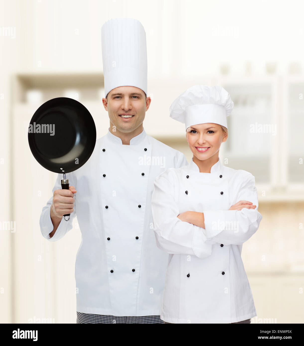 Maschio felice chef di cucina azienda padella Foto Stock