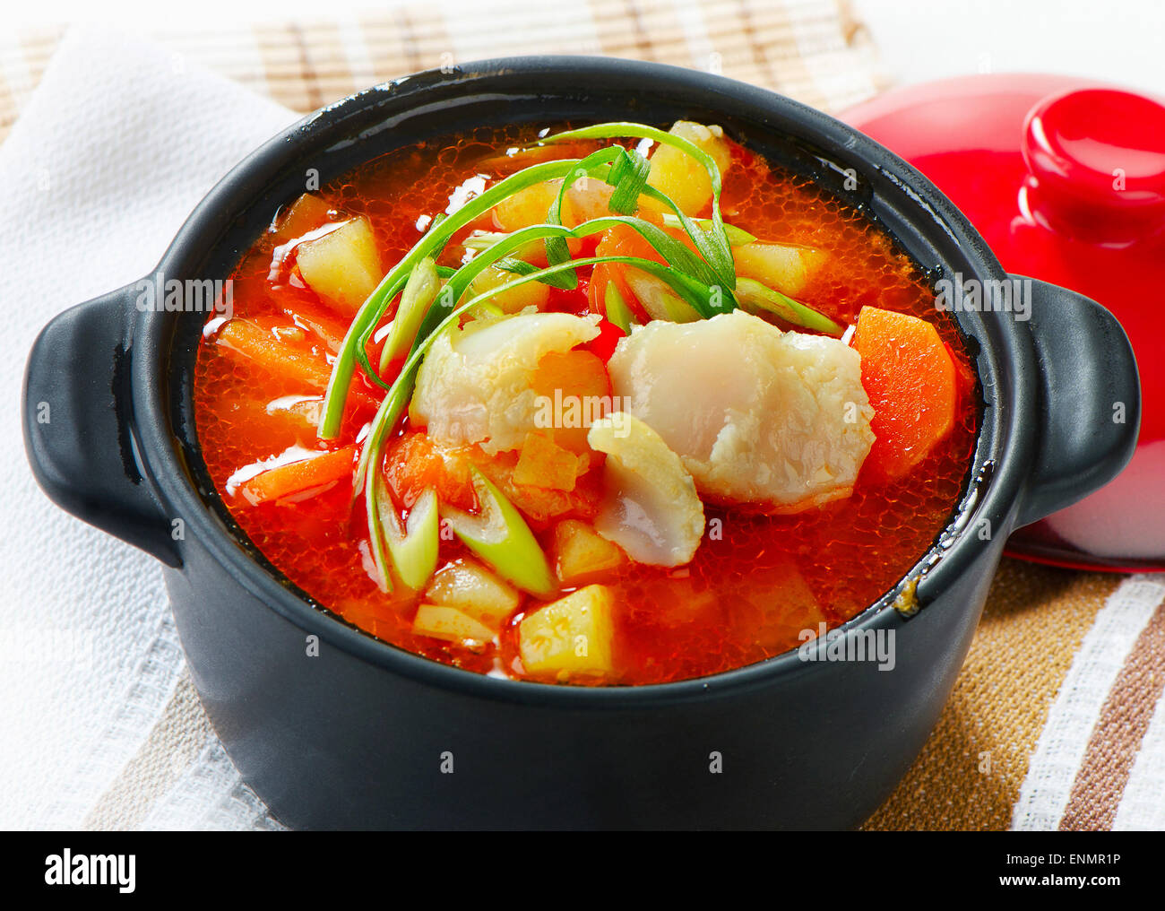 Zuppa di pesce con verdure Foto Stock