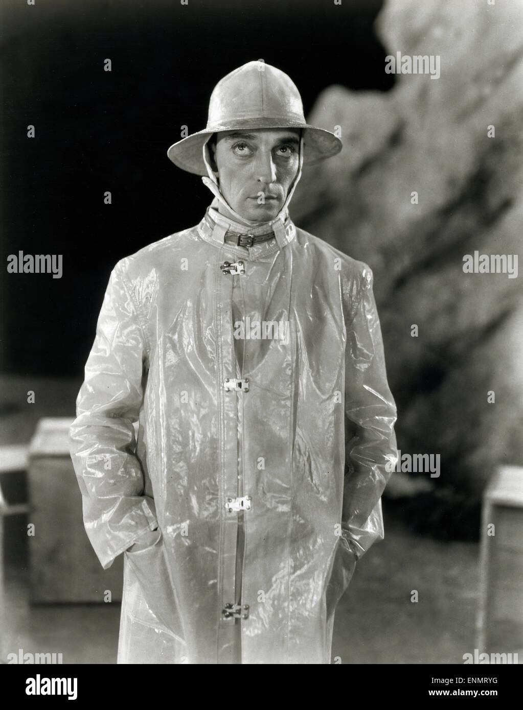 Der US-amerikanische Schauspieler Buster Keaton (1895 - 1966) Regenmantel im, ca. Ende der 1940er. Foto Stock