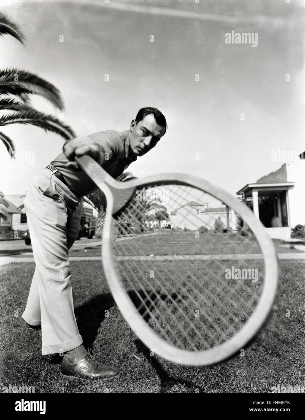 Der US-amerikanische Schauspieler Buster Keaton (1895 - 1966) beim Tennis im Vorgarten. Foto Stock