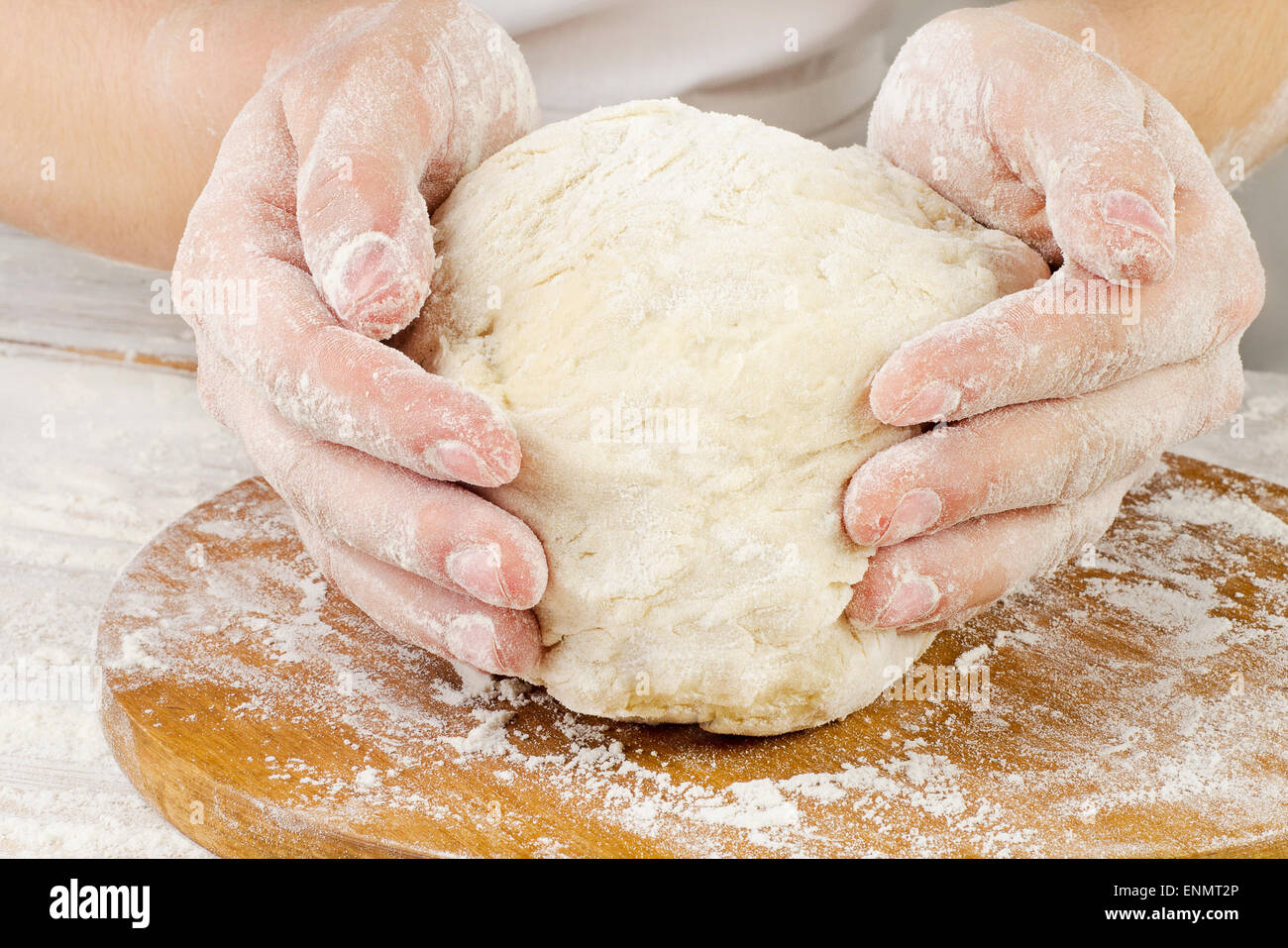 Donna mani preparare la pasta su un tavolo di legno. Messa a fuoco selettiva Foto Stock