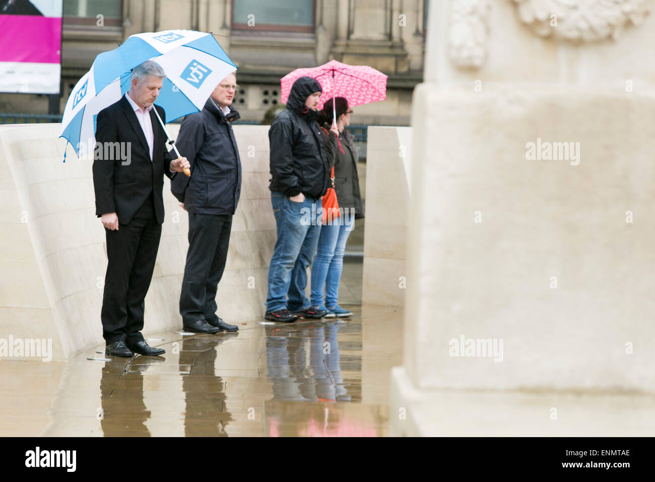 La Manchester il cenotafio in Piazza San Pietro.A due minuti di silenzio per commemorare la vittoria in Europa ve giorno settantesimo anniversario Foto Stock