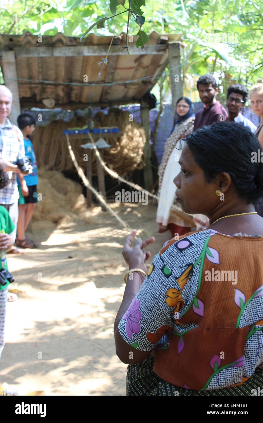 Un giorno fuori del Kerala Backwaters. Una donna spaghi in fibra di cocco e corda. Foto Stock